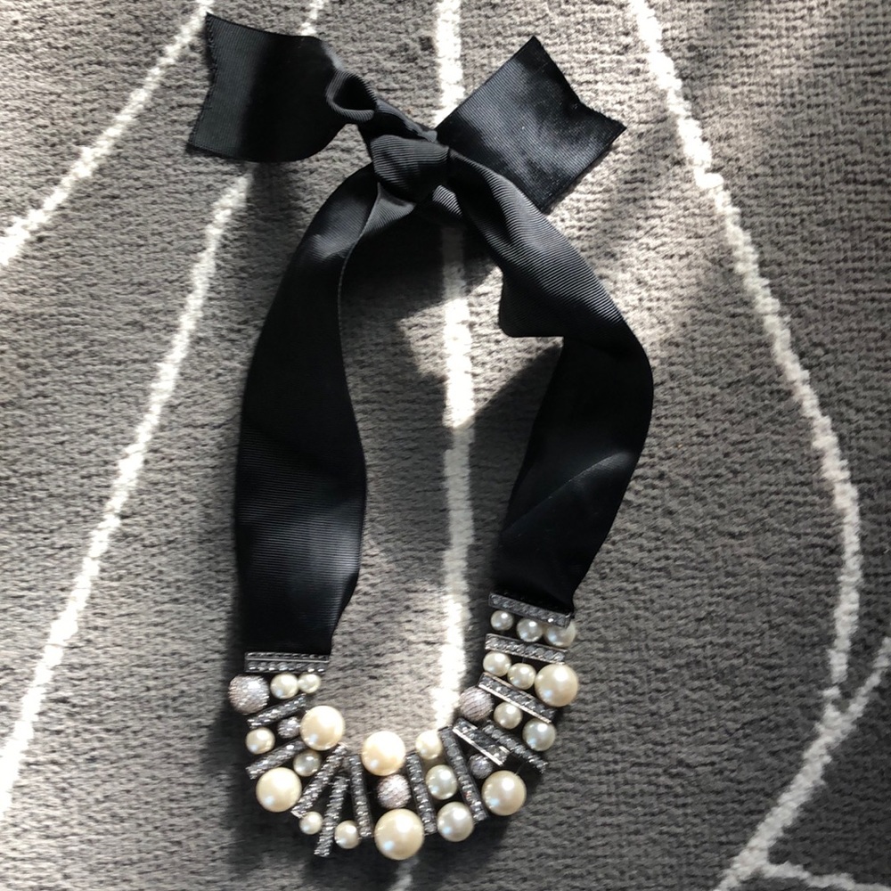 Ribbon necklace with pearls and rhinestones.